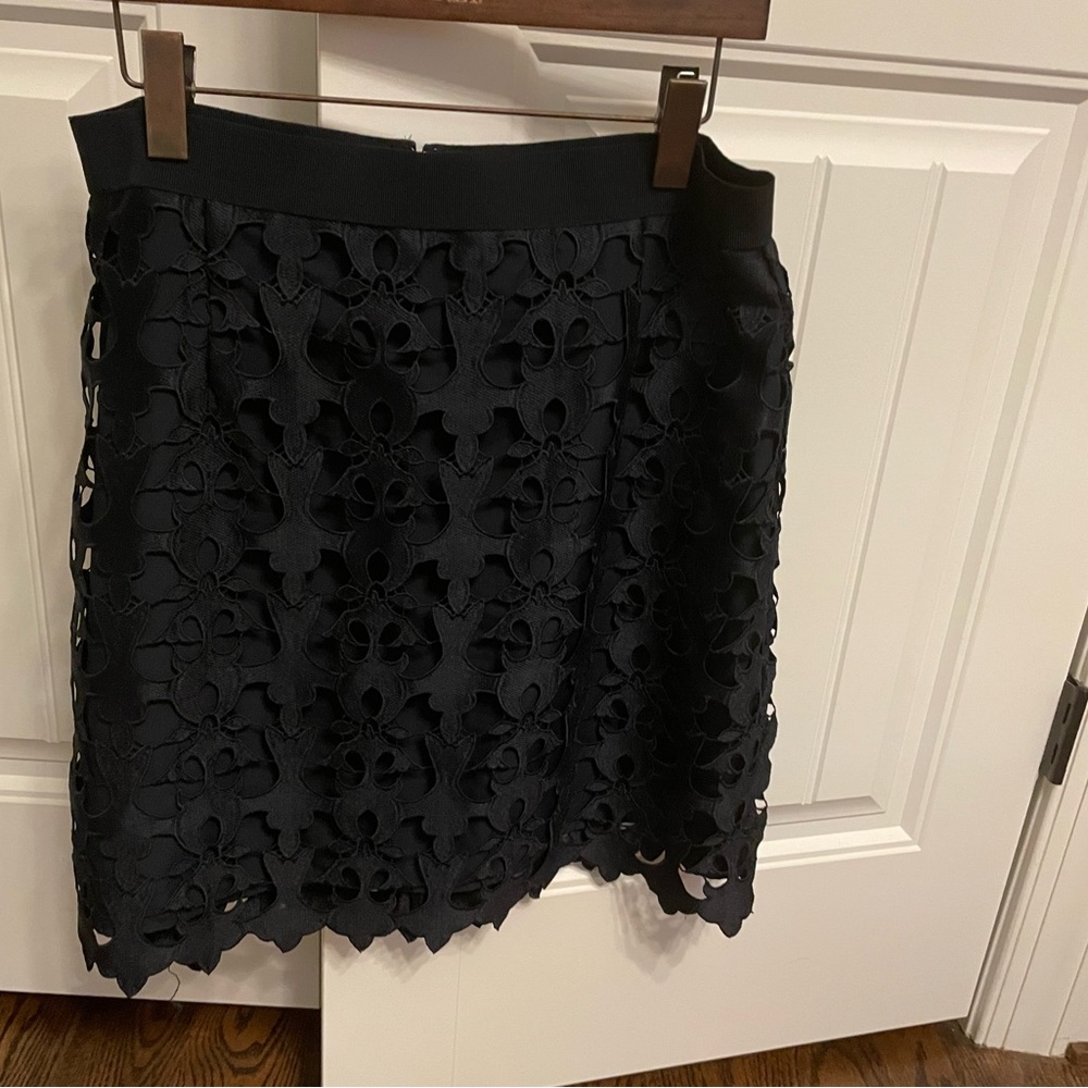 Ann Taylor loft navy scalloped detailed skirt. Womens size 12. EUC